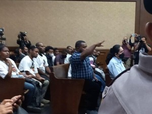 Keluarga Lukas Enembe Sempat Maju ke Area Sidang, Minta Vonis Dibacakan