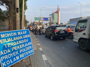 Jl TB Simatupang Macet Parah Imbas Proyek Polder, Pemotor Pilih Jalan Lain