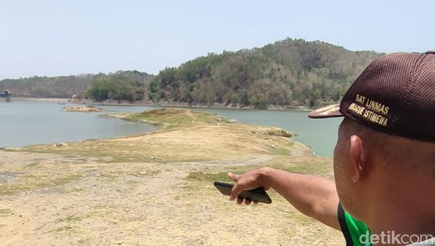 Kompleks makam kuno di Waduk Sermo Kulon Progo terlihat saat kemarau. Salah satunya eks makam prajurit Pangeran Diponegoro, Jambu Mangli. Foto diunggah Senin (9/10/2023).