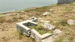 Potret Eks Makam dan Jalan Aspal di Tengah Waduk Sermo yang Surut