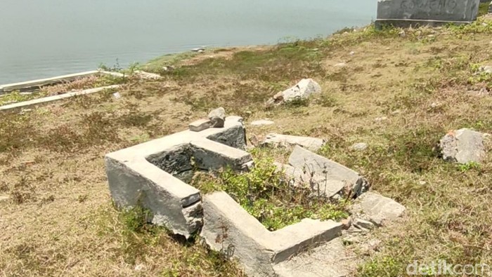 Kompleks makam kuno di Waduk Sermo Kulon Progo terlihat saat kemarau. Salah satunya eks makam prajurit Pangeran Diponegoro, Jambu Mangli. Foto diunggah Senin (9/10/2023).