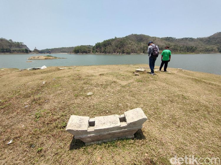 Potret Eks Makam dan Jalan Aspal di Tengah Waduk Sermo yang Surut