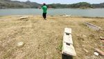 Potret Eks Makam dan Jalan Aspal di Tengah Waduk Sermo yang Surut