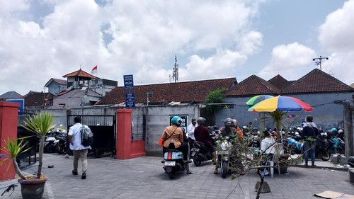 Kondisi area parkir depan dan belakang RSUP Prof Ngoerah, Senin (9/10/2023) di Denpasar, Bali. (Siti Mu’amalah)