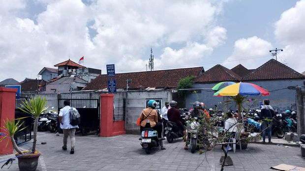 Kondisi area parkir depan dan belakang RSUP Prof Ngoerah, Senin (9/10/2023) di Denpasar, Bali. (Siti Mu'amalah)