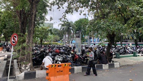 Kondisi area parkir depan dan belakang RSUP Prof Ngoerah, Senin (9/10/2023) di Denpasar, Bali. (Siti Mu’amalah)