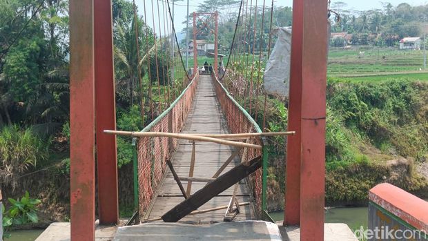Kondisi jembatan gantung penghubung Desa Karanganyar dengan Sidabowa, Kecamatan Patikraja, Banyumas, yang saat ini ditutup, Senin (9/10/2023).