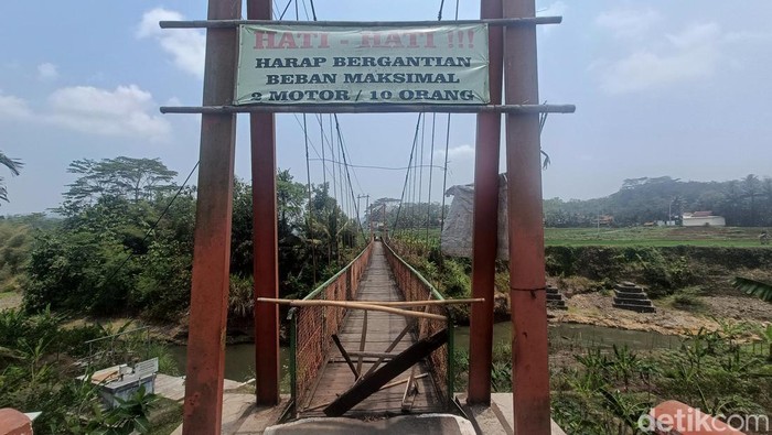 Kondisi jembatan gantung penghubung Desa Karanganyar dengan Sidabowa, Kecamatan Patikraja, Banyumas, yang saat ini ditutup, Senin (9/10/2023).