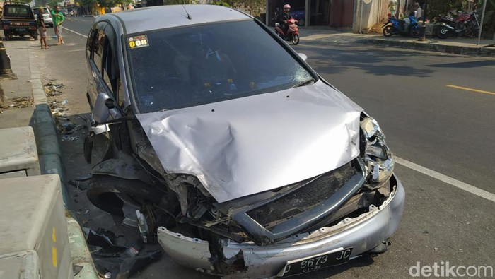 Kondisi mobil Honda Stream AD 8673 JC yang mengalami kecelakaan di Mendut, Mungkid, Magelang, Senin (9/10/2023) pagi.