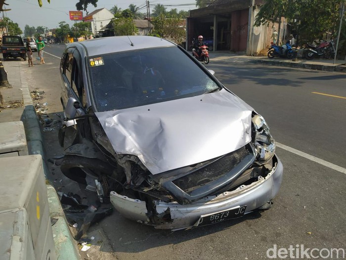Kondisi mobil Honda Stream AD 8673 JC yang mengalami kecelakaan di Mendut, Mungkid, Magelang, Senin (9/10/2023) pagi.