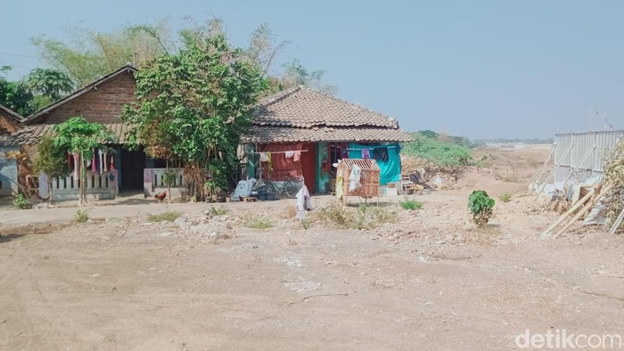 Kondisi rumah warga Desa Ngabeyan, Kecamatan Karanganom, Klaten, terdampak proyek Tol Jogja-Klaten yang belum dibayar uang ganti ruginya, Senin (9/10/2023).