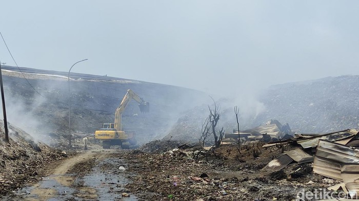 Kondisi terkini kebakaran di TPA Jatibarang, Semarang, Senin (9/10/2023).