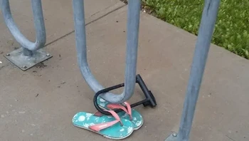 Biar gak hilang sendalnya. Foto: Brightside