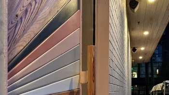 Dinding/pintu datar yang terlihat seperti sudut. Foto: Brightside