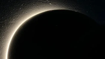 Bukan foto bulan sabit, tapi lampu meja yang diarahkan ke dinding. Foto: Brightside