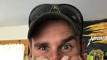 Kocak! kemasan cemilan seolah membuat pria ini beneran punya kumis. Foto: Brightside