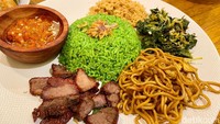 Nasi kelor terasa mirip nasi uduk. Rasanya nikmat saat disandingkan dengan sei sapi yang aroma dan rasa smokey-nya kuat.