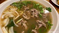 Dari deretan menu internasional, ada Moringa Beef Noodle (Rp 98 ribu). Berupa pho khas Vietnam dengan topping daun kelor.