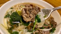Slurpp! Pho yang gurih menyegarkan ini disandingkan dengan topping irisan daging sapi yang cukup banyak dan tebal.