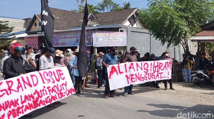 Sejumlah warga di Kabupaten Luwu, Sulawesi Selatan (Sulsel), melakukan unjuk rasa dengan menutup akses jalan menuju tambang galian C milik CV. Sirtu Lamasi Makmur.