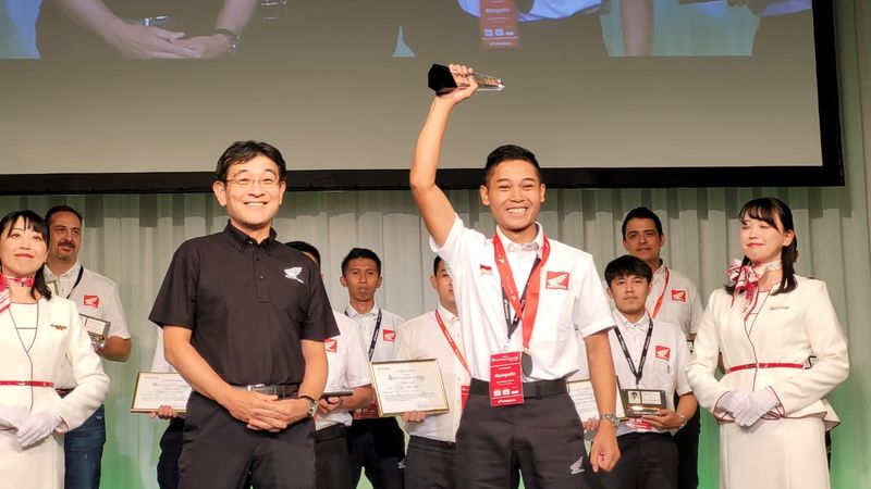 Masngudin, teknisi asal Magelang, Jawa Tengah, meraih medali emas dan menyandang predikat sebagai juara dunia setelah memenangi Honda Global Technician Contest Motorcycle (GTC) 2023 kategori motor reguler (commuter), di Honda Technical College Kanto, Tokyo, Jepang, 7-8 Oktober 2023.