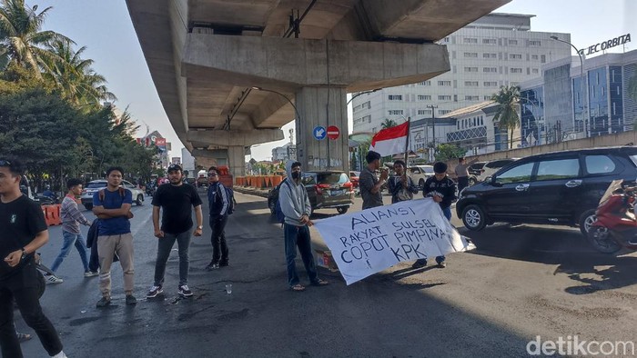 Massa demo soal kasus SYL diduga diperas pimpinan KPK di Makassar.