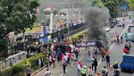 Massa Gelar Aksi dan Bakar Ban di Depan Kantor OJK