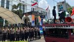 Massa Gelar Aksi dan Bakar Ban di Depan Kantor OJK