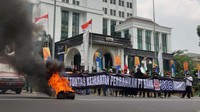 Selain membetangkan poster dan spanduk serta menyampaikan orasi, massa juga terlihat membakar ban di badan jalan.  