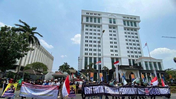 Massa Gelar Aksi dan Bakar Ban di Depan Kantor OJK Sejumlah massa menggelar demo di kantor OJK Jakarta. Mereka mengadukan dugaan kejahatan perbankan.