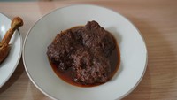 Rendangnya pun tak kalah lezat, bahkan pernah direview oleh salah satu televisi kuliner internasional.  