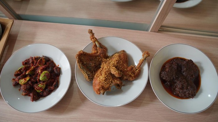 Rumah Makan Padang saat ini begitu menjamur dimana-mana. Mulai dari pelosok hingga kota besar, mudah ditemui. Namun dari sekian banyak rumah makan Padang, hanya beberapa yang bisa bertahan dalam usia lama. RM Sari Bundo ialah salah satu diantaranya. Apa rahasianya ya?
