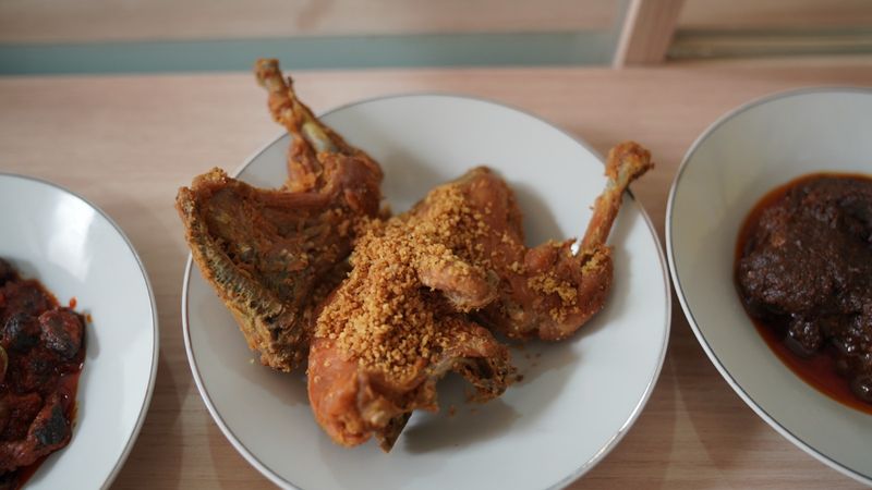 Rumah Makan Padang saat ini begitu menjamur dimana-mana. Mulai dari pelosok hingga kota besar, mudah ditemui. Namun dari sekian banyak rumah makan Padang, hanya beberapa yang bisa bertahan dalam usia lama. RM Sari Bundo ialah salah satu diantaranya. Apa rahasianya ya?