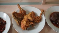 Salah satu menunya, ayam goreng, konon merupakan kuliner favorit Presiden ketiga Republik Indonesia, Almarhum BJ Habibie.    