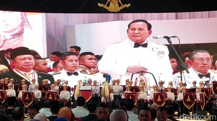 Menhan Prabowo Subianto memuji para purnawirawan dalam gala dinner HUT TNI dari Wapres ke-6 RI Try Sutrisno hingga Presiden ke-6 RI Susilo Bambang Yudhoyono. (Firda CA/detikcom)