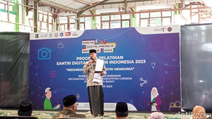 Menparekraf Sandiaga Uno saat hadir dalam program pelatihan Santri Digitalpreneur di Pondok Pesantren Babakan Ciwaringin Cirebon