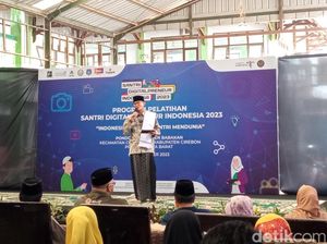 Datang ke Ponpes di Cirebon, Sandiaga Diberi USB Isi Lagu Koplo