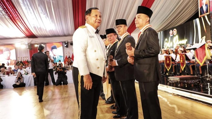 Menteri Pertahanan (Menhan) Prabowo Subianto menganugerahkan Penghargaan Dharma Pertahanan Utama kepada para pimpinan MPR dan DPR (Firda/detikcom)