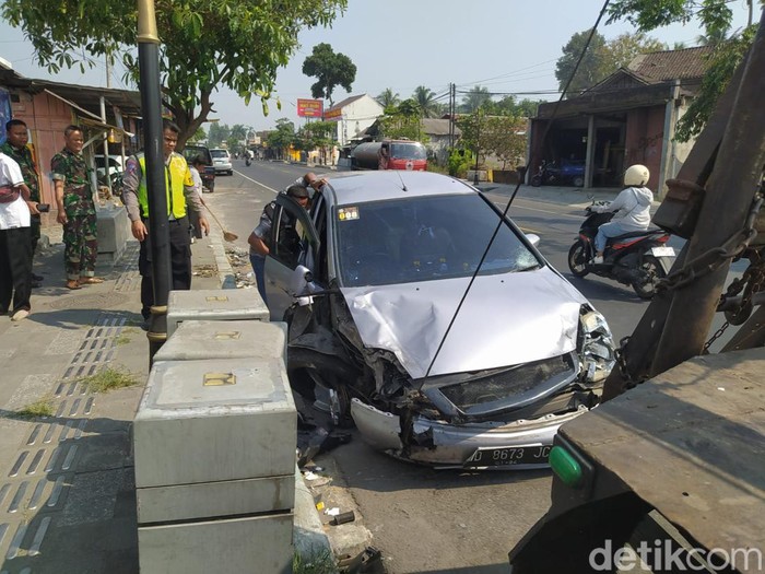 Mobil Honda Stream yang disebut menabrak 1 mobil pelat merah dan sejumlah motor di Kelurahan Mendut, Mungkid, Magelang, Senin (9/10/2023) pagi.