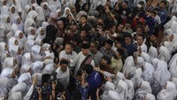 Tampak antusias para santri untuk bersalaman dengan Ganjar Pranowo.