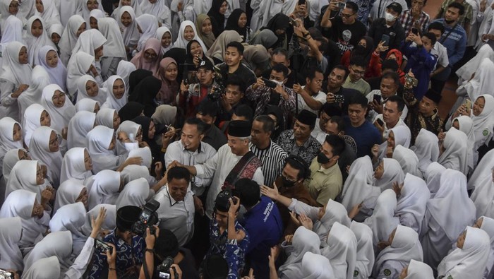 Momen Ganjar Silaturahmi Kebangsaan di Pondok Pesantren Ciamis Bacapres Ganjar Pranowo mengisi Silahturahmi Kebangsaan di Pondok Pesantren Darussalam, Kabupaten Ciamis, Jawa Barat, Senin (9/10/2023). Silahturahmi Kebangsaan tersebut mengambil tema optimalisasi peran Pemerintah dalam membangun pendidikan pondok pesantren. ANTARA FOTO/Adeng Bustomi/foc.