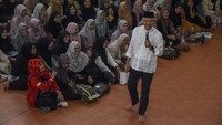 Momen Ganjar saat mengisi Silahturahmi Kebangsaan. Kegiatan tersebut mengambil tema optimalisasi peran Pemerintah dalam membangun pendidikan pondok pesantren. 