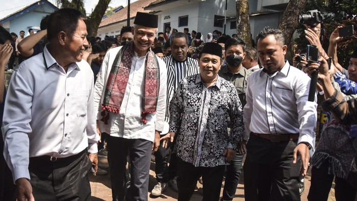 Momen Ganjar Silaturahmi Kebangsaan di Pondok Pesantren Ciamis Bacapres Ganjar Pranowo mengisi Silahturahmi Kebangsaan di Pondok Pesantren Darussalam, Kabupaten Ciamis, Jawa Barat, Senin (9/10/2023). Silahturahmi Kebangsaan tersebut mengambil tema optimalisasi peran Pemerintah dalam membangun pendidikan pondok pesantren. ANTARA FOTO/Adeng Bustomi/foc.