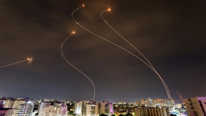 Momen Iron Dome Berusaha Cegat Roket Hamas di Langit Israel Hamas menembakkan ribuan roket dari Jalur Gaza ke Israel, Sabtu (7/10) lalu. Israel pun berusaha mencegatnya menggunakan sistem pertahanan udara Iron Dome.