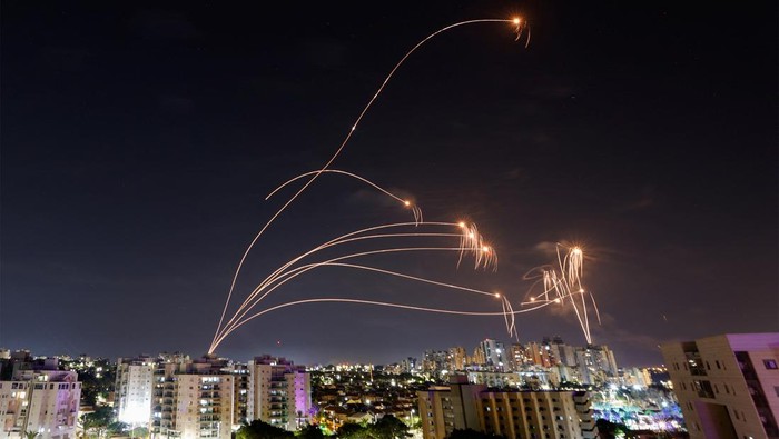 Hamas menembakkan ribuan roket dari Jalur Gaza ke Israel, Sabtu (7/10) lalu. Israel pun berusaha mencegatnya menggunakan sistem pertahanan udara Iron Dome.