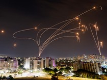 Saat Langit Israel Jadi Arena Perang Roket Hamas vs Iron Dome