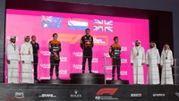 Verstappen menuntaskan Sprint Race ini di posisi kedua dan langsung mendapat ucapan selamat dari tim dan petinggi F1 di garis finis. Verstappen yang unggul 184 poin di puncak Klasemen Pebalap F1 2023 sehingga tidak lagi bisa dikejar di enam seri tersisa, sekalipun Perez memenangi seluruhnya. REUTERS/Ibraheem Al Omari.