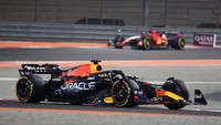 Tapi, Verstappen tidak perlu mengeluarkan keringat di Sprint Race kali ini karena rekan setimnya di Red Bull Racing, Sergio Perez, yang memberi jalan menuju tangga juara. Pada lap ke-11, Perez terlibat crash dengan dua pebalap lain Nico Hulkenberg dan Esteban Ocon. Meski Sprint Race menyisakan delapan lap, Verstappen saat itu juga dinobatkan sebagai juara dunia F1 2023. REUTERS/Ibraheem Al Omari.