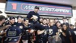 Momen Max Verstappen Rayakan Juara Dunia F1 Tiga Kali Berturut