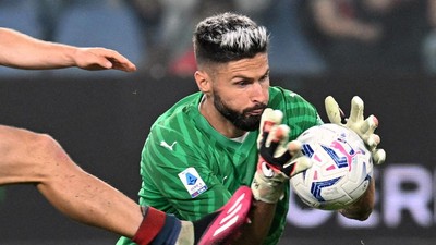 Foto Aksi Giroud Jadi Kiper